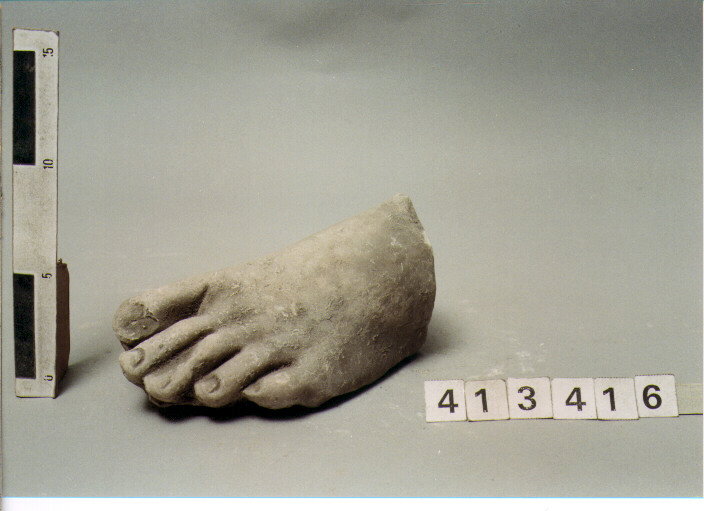 statua/ piede (SECC. III A.C. / IV D.C)