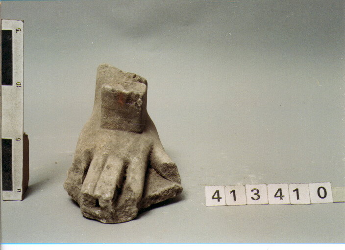 statua/ mano (SECC. III A.C. / IV D.C)