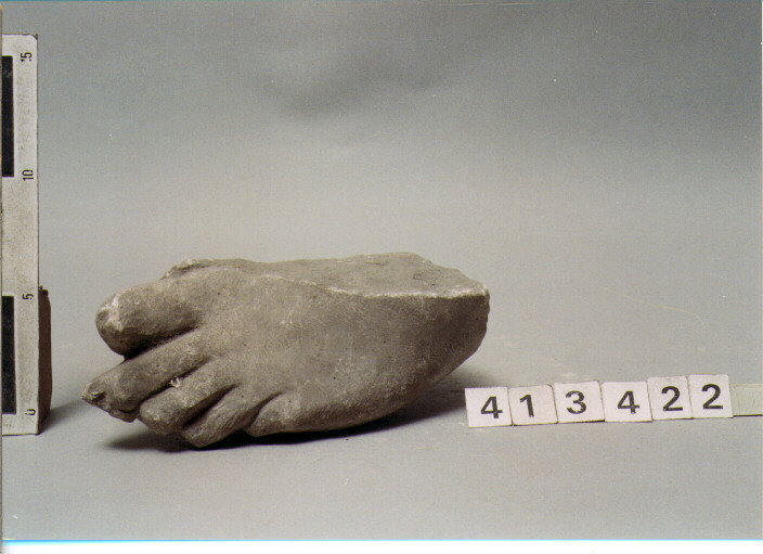 statua/ piede (SECC. III A.C. / IV D.C)