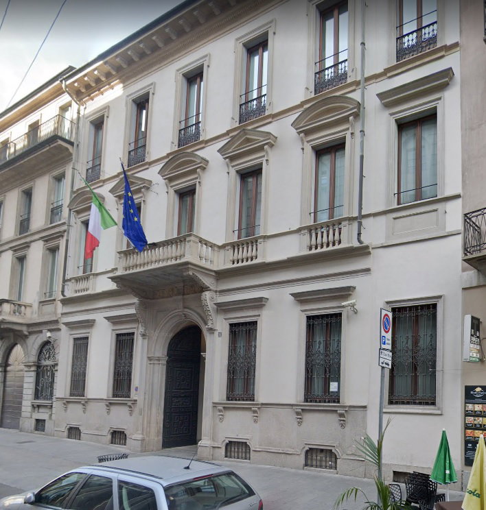 Casa Orsini, facciata e cortile (casa) - Milano (MI)  (XVI, seconda metà)