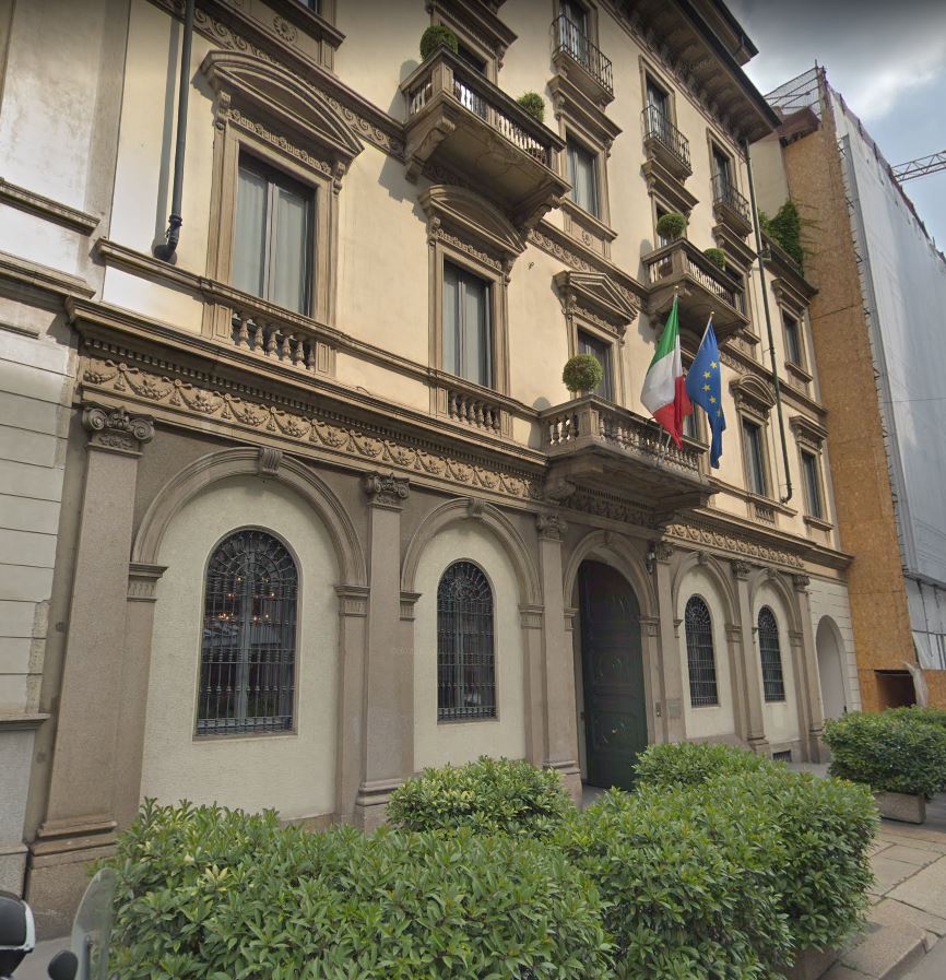 Facciata, androne e cortile di casa (casa) - Milano (MI)  (XIX, metà)