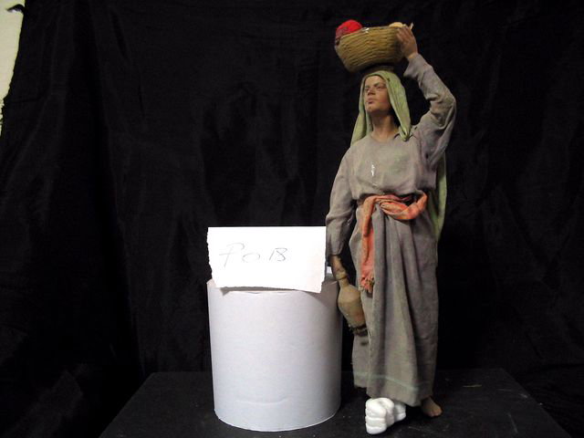 Donna con cesto di frutta sulla testa (statuetta di presepio, elemento d'in