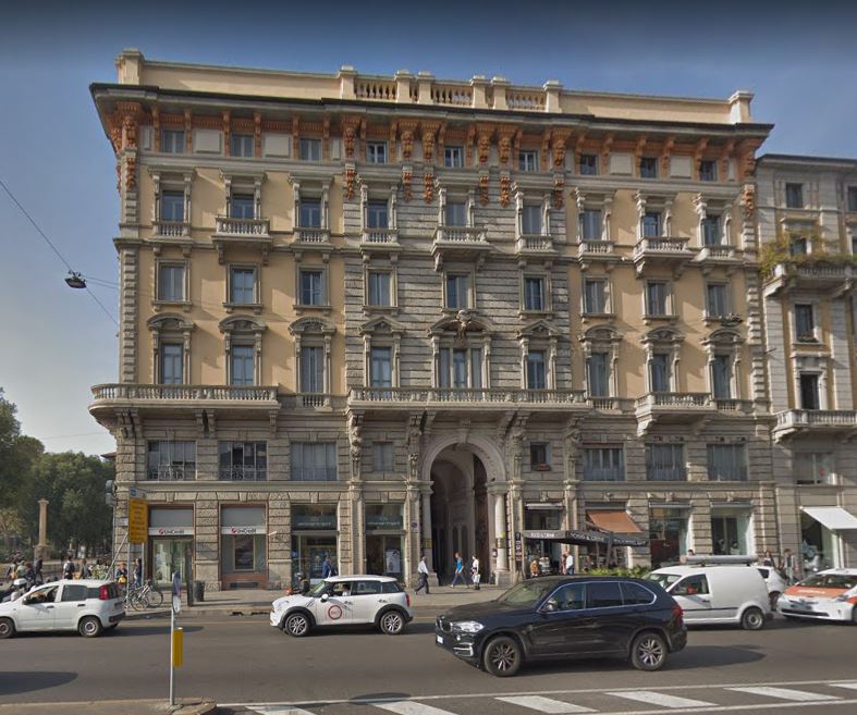 Facciate, androne e cortile di casa (palazzo) - Milano (MI)