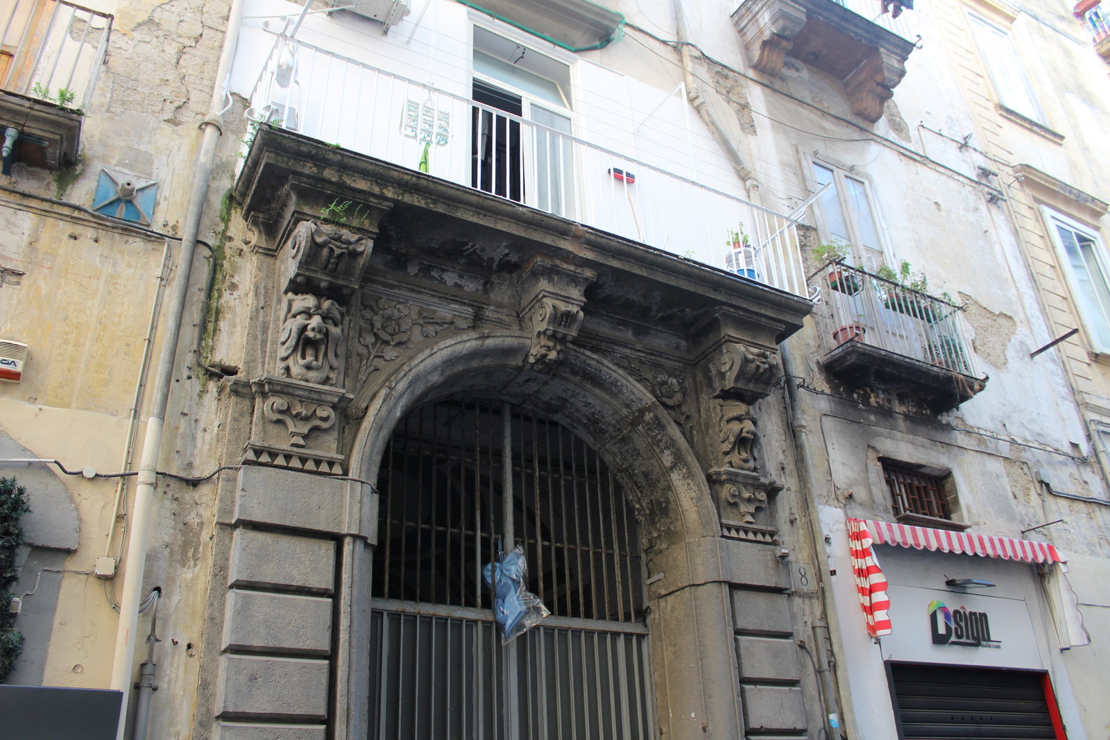 [Palazzo privato, Via Materdei, 8] (palazzo, privato) - Napoli (NA)
