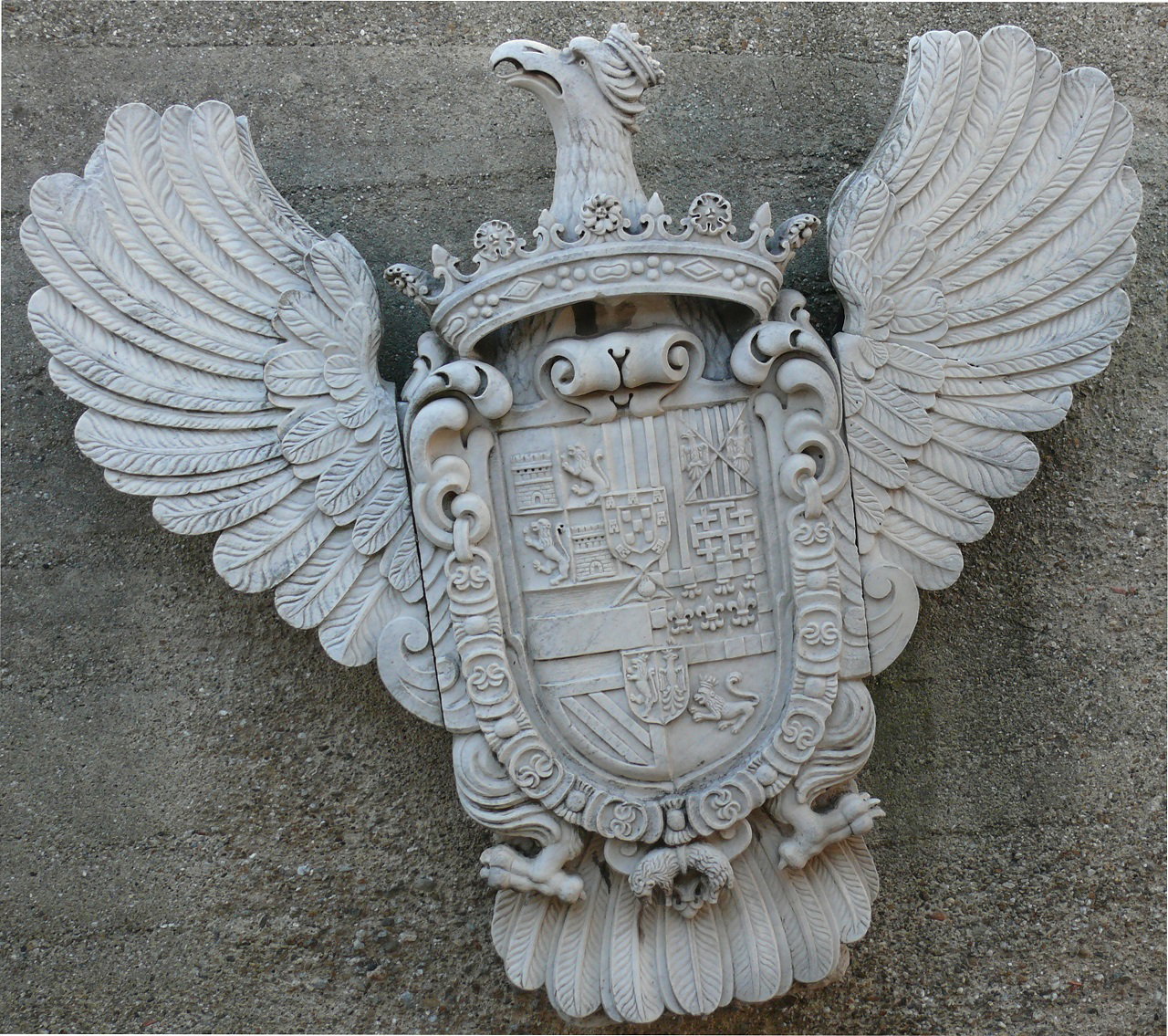 Scudo con stemma reale sul petto di aquila con ali spiegate (scultura) - bottega