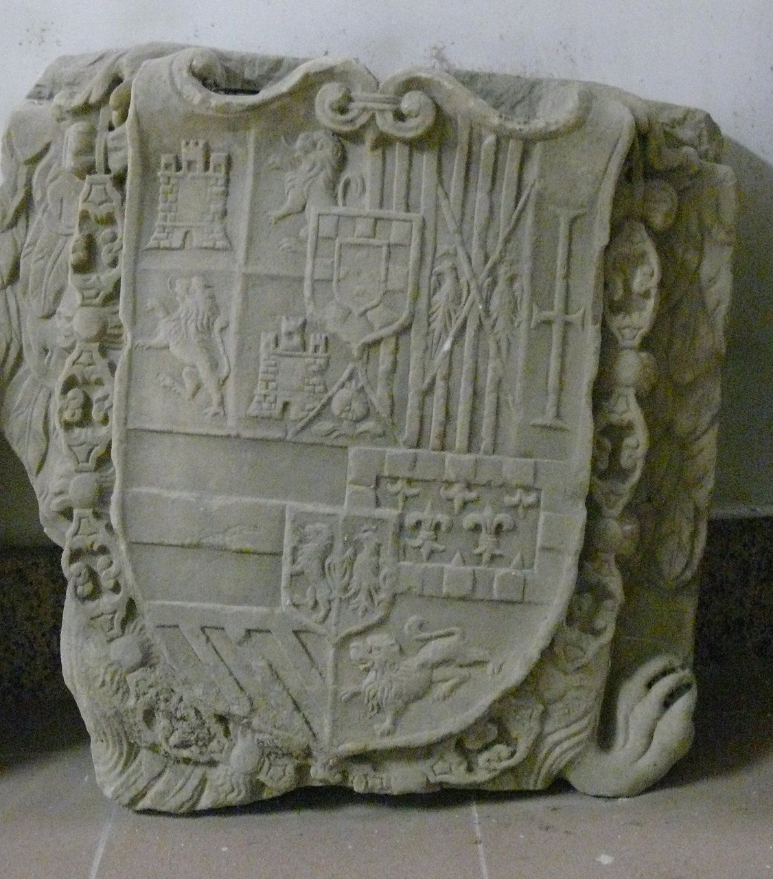Scudo con stemma reale sul petto di aquila (scultura, frammento) - bottega messi