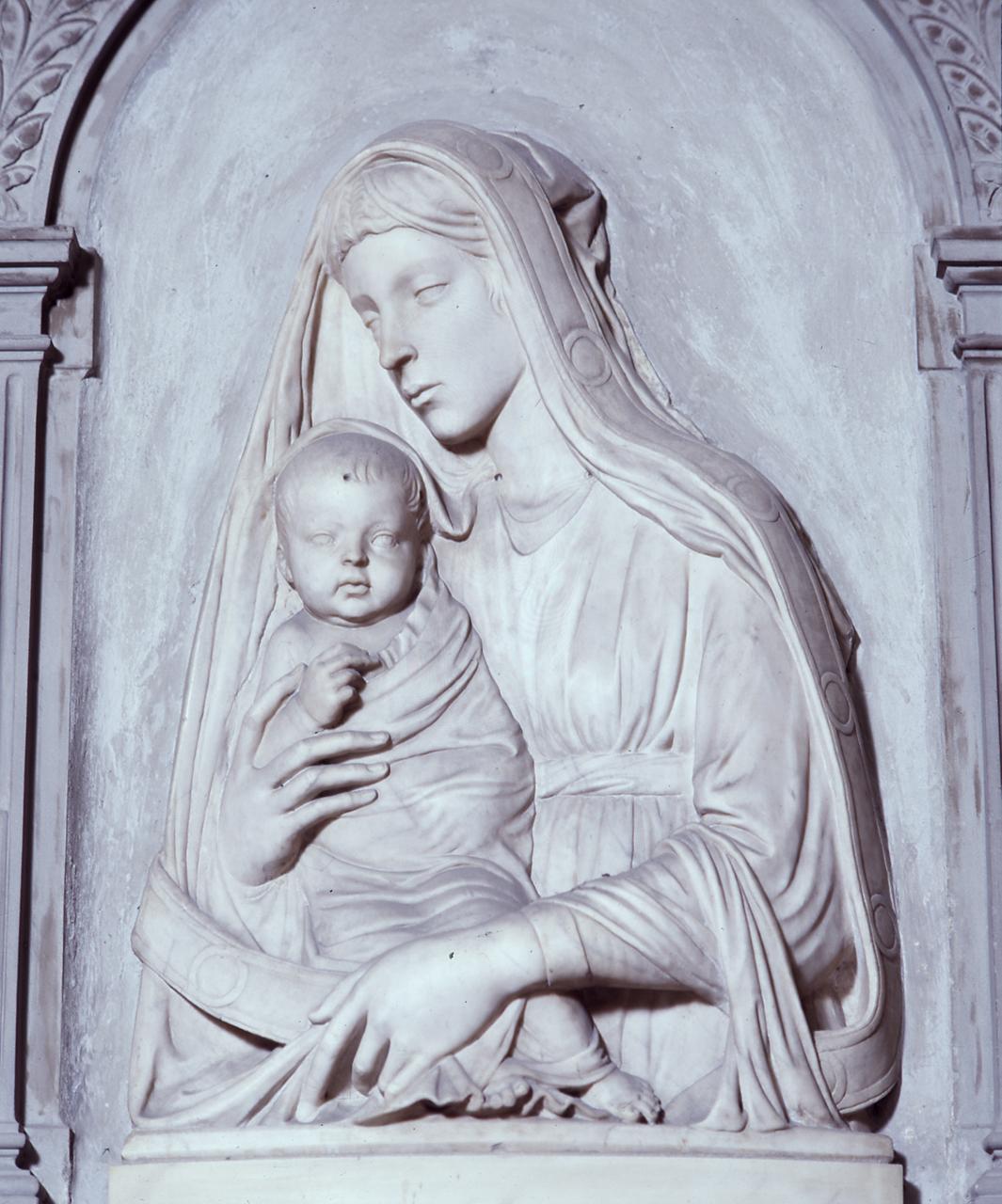 Madonna con Bambino (rilievo) di Michelozzi Michelozzo (sec. XV)