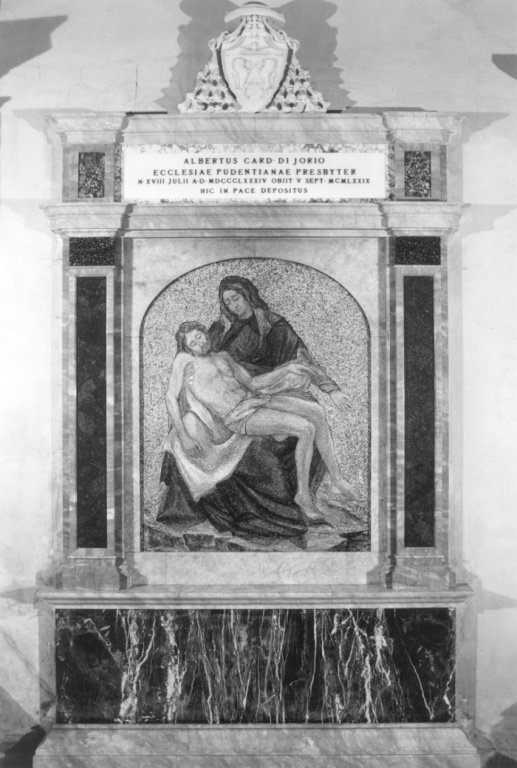 monumento funebre - produzione romana (sec. XX)