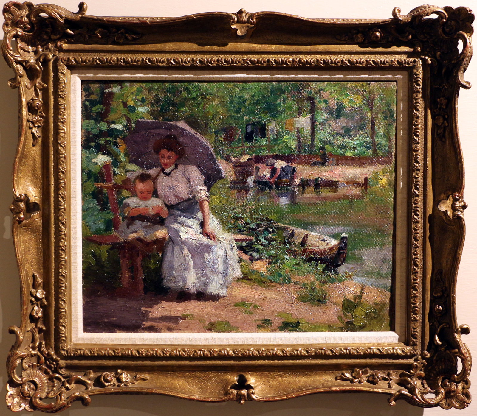 Donna con bambino seduti in un bosco