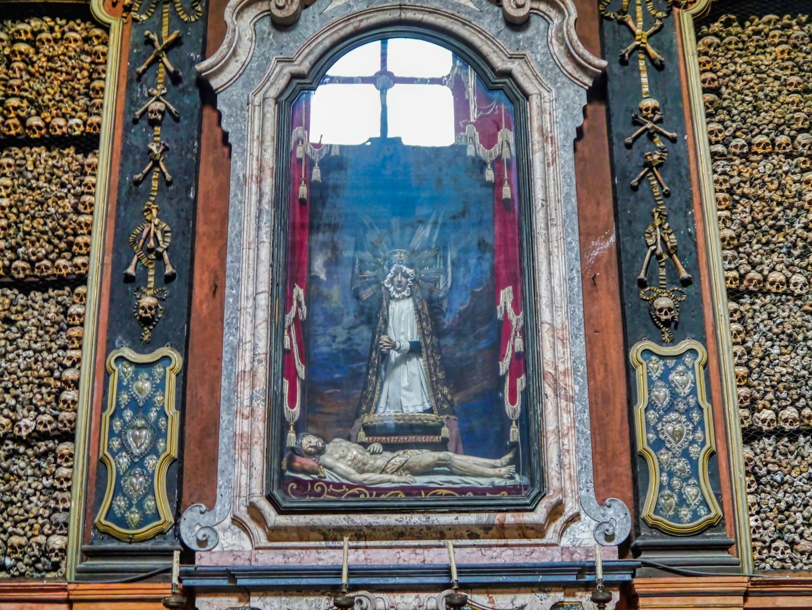 Milano Santuario di San Bernardino alle Ossa Interno Ossario Altare