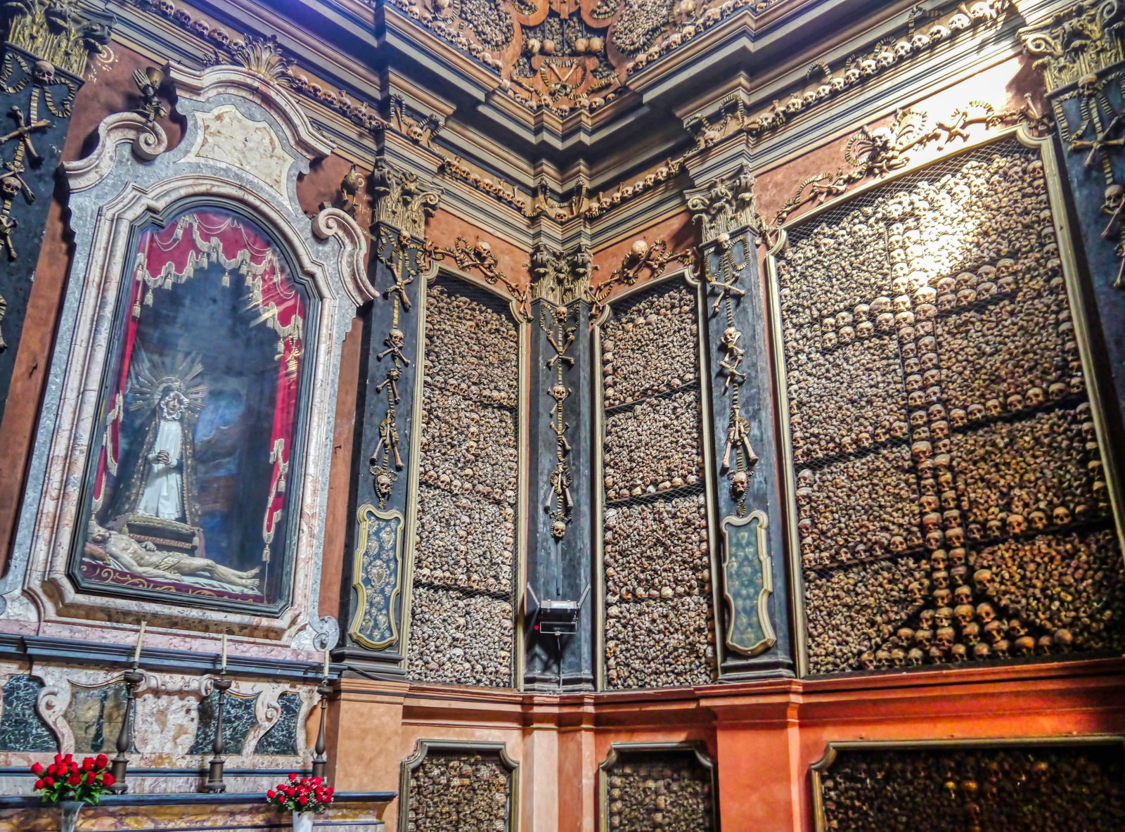 Milano Santuario di San Bernardino alle Ossa Interno Ossario 1