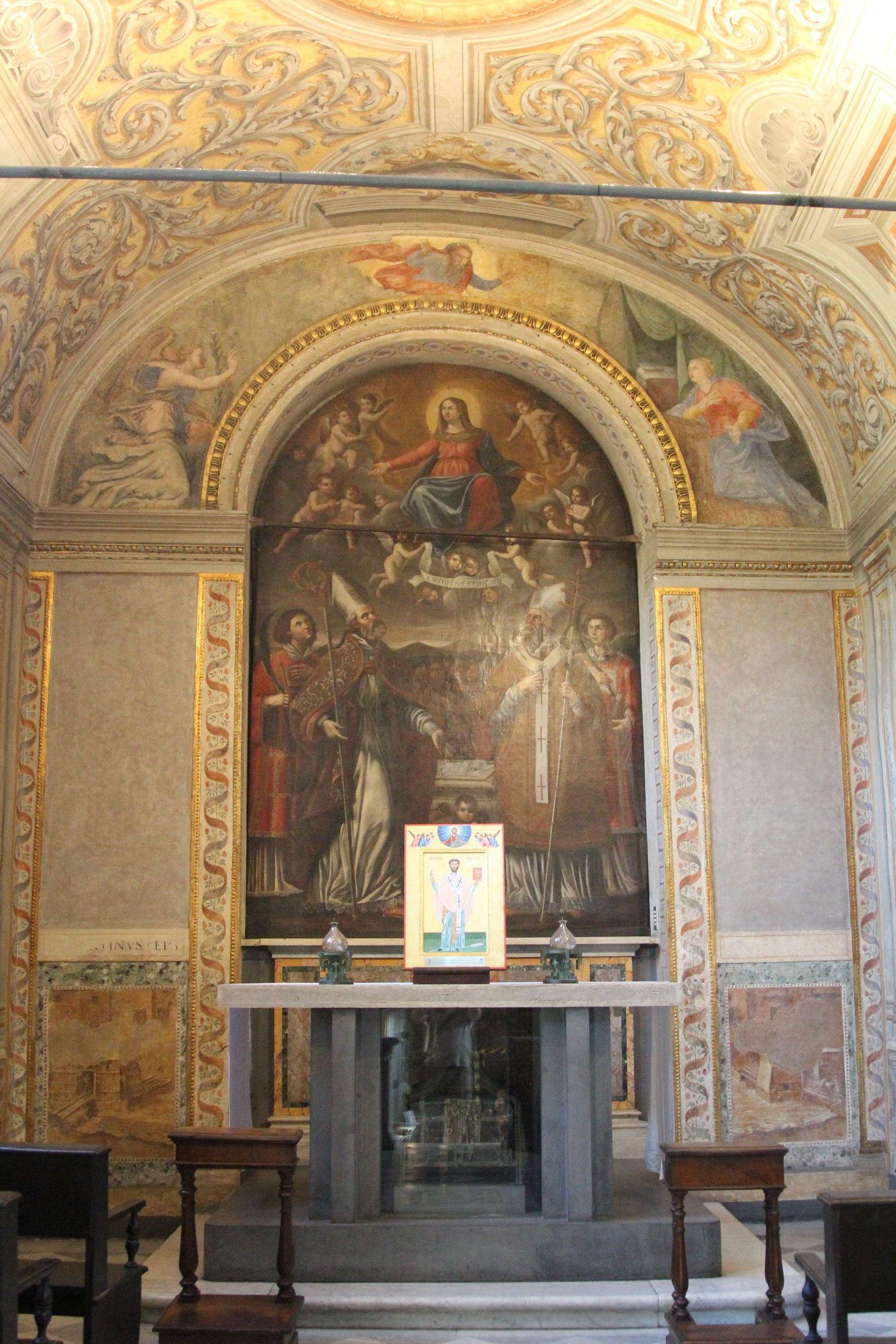 Rome San Bartolomeo all'Isola 2020 P13 side altar