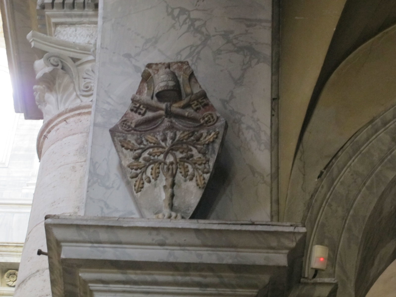 Cappella basso della rovere, stemma papale della rovere sul pilastro