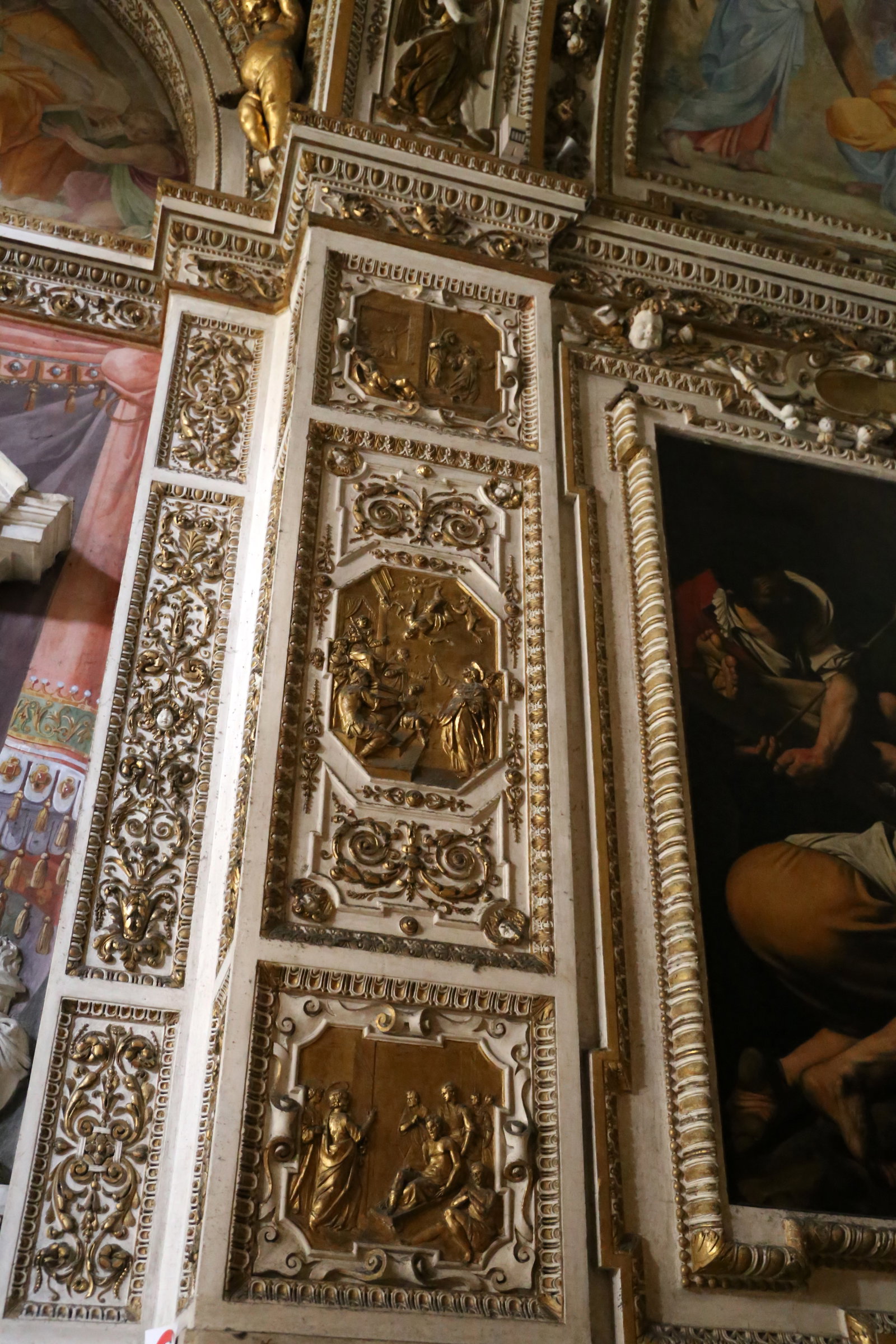 Cappella cerasi, stucchi dorati 01