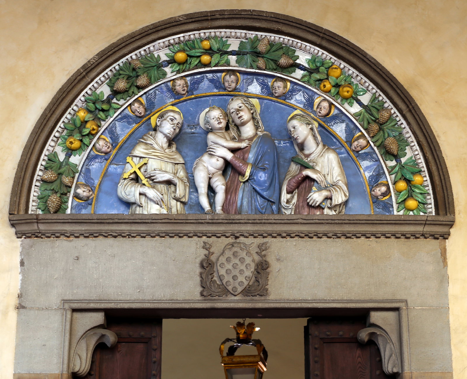 Andrea della Robbia e bottega, Madonna col Bambino trai santi francesco e orsola