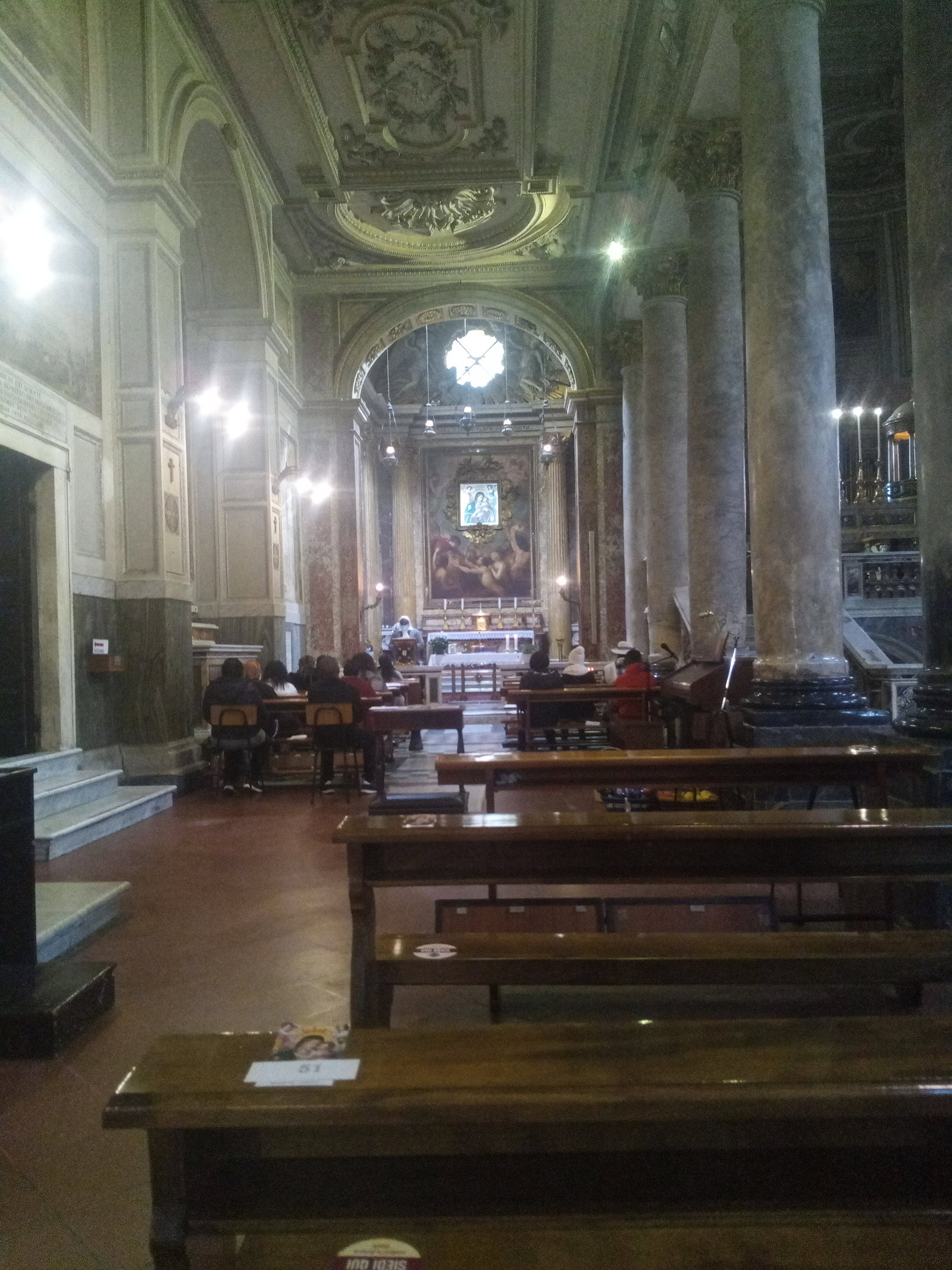 San Martino ai Monti - Santa Messa all'altare della navata sinistra
