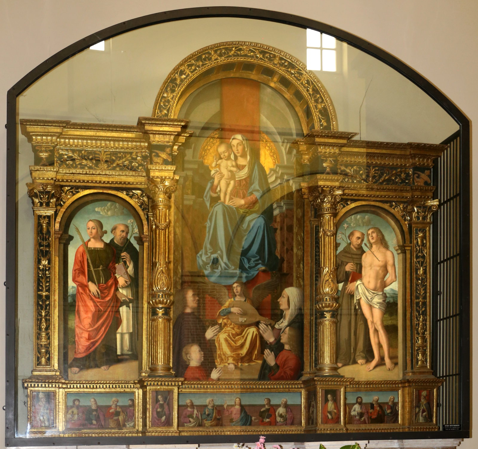 Madonna conl Bambino in trono, un angelo suonatore, quattro oranti; Santa Cateri